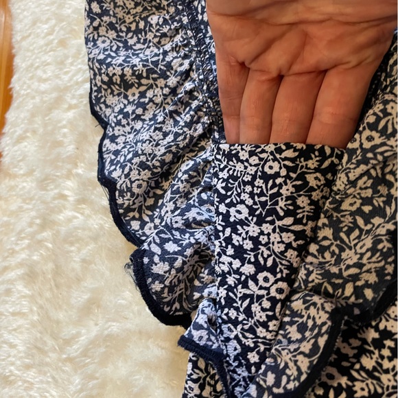 Women’s Michael kors blue and white flowered blouse. Size US M - Picture 4 of 7